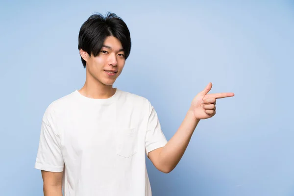 Asiatischer Mann Auf Isoliertem Blauem Hintergrund Zeigt Mit Dem Finger — Stockfoto
