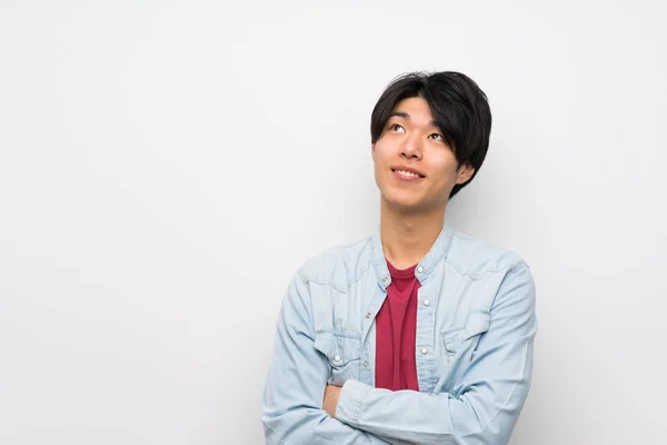 Ásia Homem Isolado Branco Fundo Olhando Para Cima Enquanto Sorrindo — Fotografia de Stock