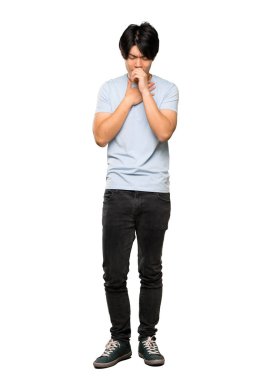 Mavi gömlekli Asyalı bir adamın tam uzunlukta bir çekim öksürük ile acı ve izole beyaz arka plan üzerinde kötü hissediyor