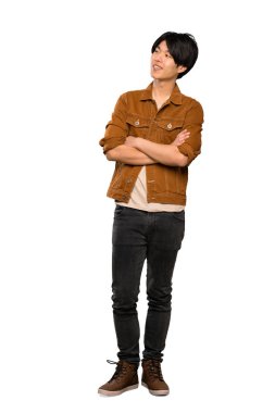 Kahverengi ceket mutlu ve izole beyaz arka plan üzerinde gülümseyen asyalı bir adam tam uzunlukta bir çekim