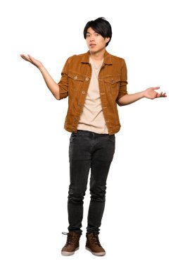 Izole beyaz arka plan üzerinde bir şey anlamak için mutsuz kahverengi ceketli asyalı bir adamın tam uzunlukta bir çekim