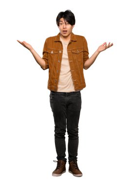 İzole beyaz arka plan üzerinde şok yüz ifadesi ile kahverengi ceketli Asyalı bir adam tam uzunlukta bir çekim