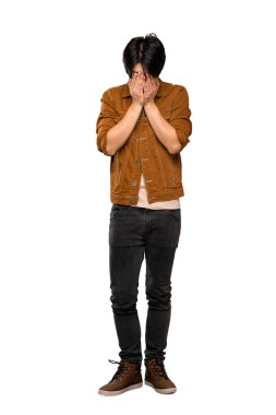 Izole beyaz arka plan üzerinde yorgun ve hasta ifade ile kahverengi ceketli asyalı bir adam tam uzunlukta bir çekim