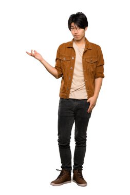 Izole beyaz arka plan üzerinde şüphe jest yapma kahverengi ceketli Asyalı bir adamın tam uzunlukta bir çekim