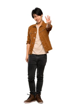 Kahverengi ceket mutlu ve izole beyaz arka plan üzerinde parmakları ile üç sayma asyalı bir adam tam uzunlukta bir çekim