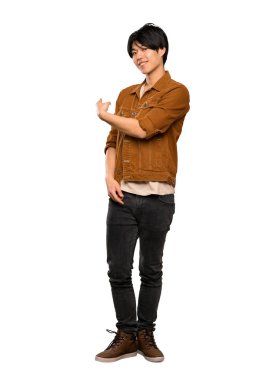 İzole beyaz arka plan üzerinde geri işaret kahverengi ceketli Asyalı bir adamın tam uzunlukta bir çekim