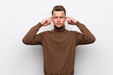 Şüpheci ve düşünme sahip izole beyaz duvar üzerinde Blonde adam