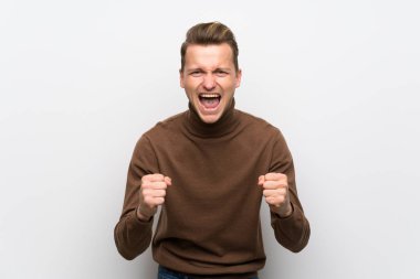 Beyaz duvar tarafından kötü bir durum hayal kırıklığına izole sarışın adam