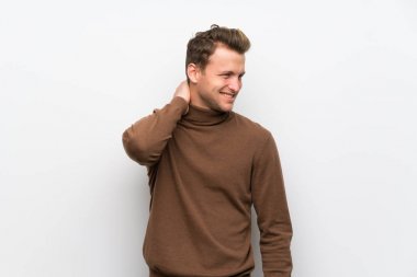 Boyunağrısı ile izole beyaz duvar üzerinde Blonde adam