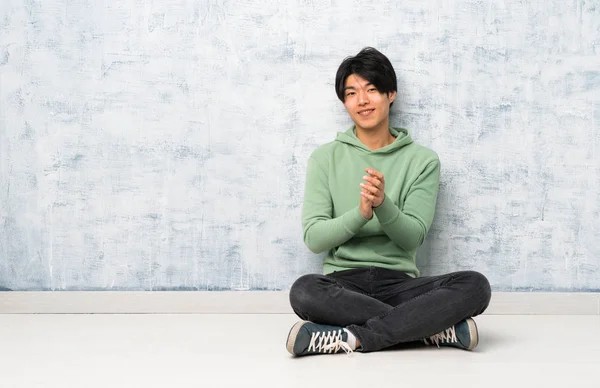 Asiatischer Mann Sitzt Auf Dem Boden Und Applaudiert Nach Vortrag — Stockfoto