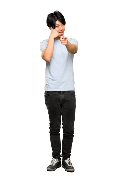 青いシャツを着たアジア人男性が電話のジェスチャーをして 孤立した白い背景の上に正面を向けているフルレングスのショット — ストック写真