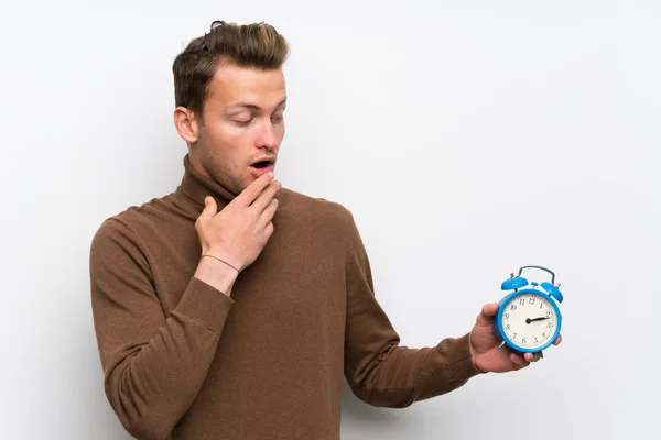 Homem Loiro Sobre Isolado Parede Branca Segurando Relógio Alarme Vintage — Fotografia de Stock
