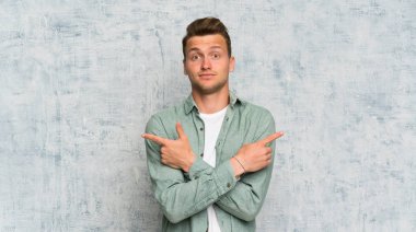 Yeşil gömlek ile Sarışın yakışıklı adam şüpheleri olan laterals işaret