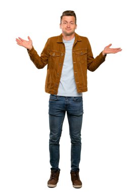 Sarışın yakışıklı adam ellerini kaldırırken şüpheleri olan