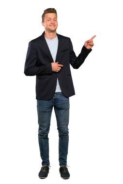 Sarışın yakışıklı adam yan parmak işaret