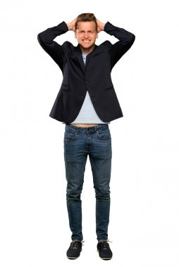 Sarışın yakışıklı adam sinirli ve baş elleri alır