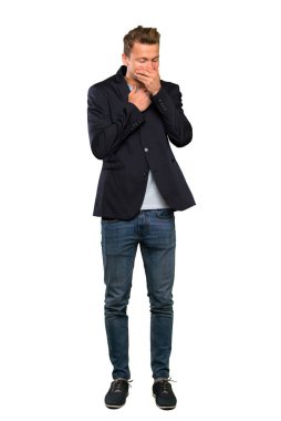 Sarışın yakışıklı adam öksürük ve kötü duygu ile acı