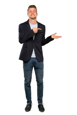 Sarışın yakışıklı adam bir reklam eklemek için avuç üzerinde copyspace hayali tutan