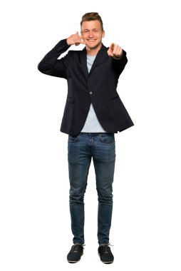 Sarışın yakışıklı adam telefon jest yapma ve ön işaret