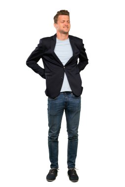 Sarışın yakışıklı adam bir çaba için sırt ağrısı muzdarip