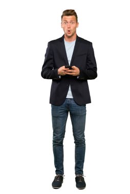 Sarışın yakışıklı adam şaşırttı ve bir mesaj gönderme