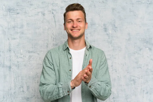 Loira Bonito Homem Com Camisa Verde Aplaudindo — Fotografia de Stock