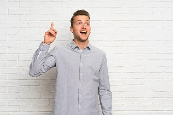 Hombre Rubio Sobre Pared Ladrillo Blanco Con Intención Realizar Solución — Foto de Stock