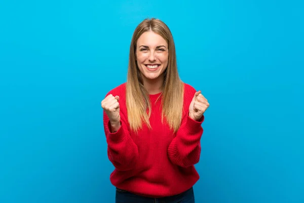 Mujer Con Suéter Rojo Sobre Pared Azul Frustrada Por Una —  Fotos de Stock