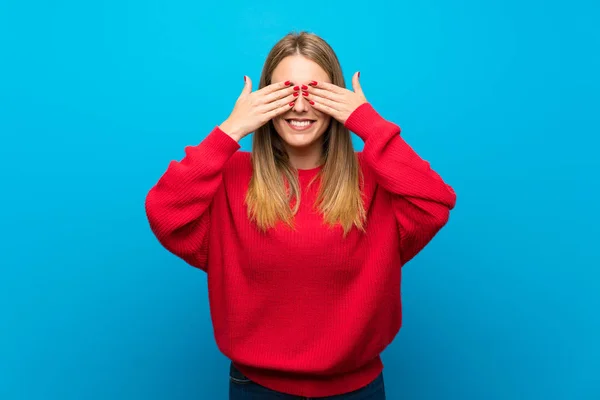 Mujer Con Suéter Rojo Sobre Pared Azul Cubriendo Los Ojos —  Fotos de Stock