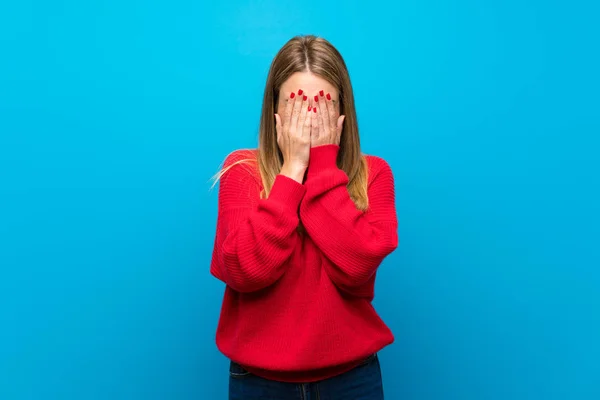 Mulher Com Suéter Vermelho Sobre Parede Azul Com Expressão Cansada — Fotografia de Stock