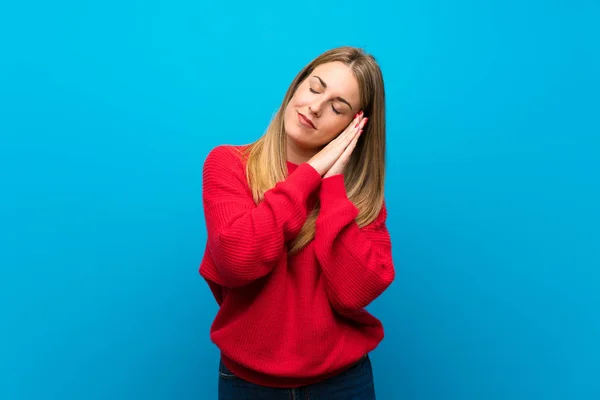 Mulher Com Suéter Vermelho Sobre Parede Azul Fazendo Gesto Sono — Fotografia de Stock