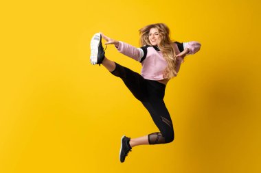 Kentsel Balerin izole sarı arka plan ve atlama üzerinde dans