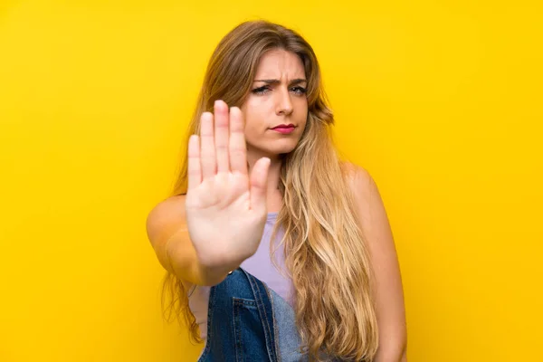 Giovane Donna Bionda Con Tuta Sopra Isolato Sfondo Giallo Facendo — Foto Stock