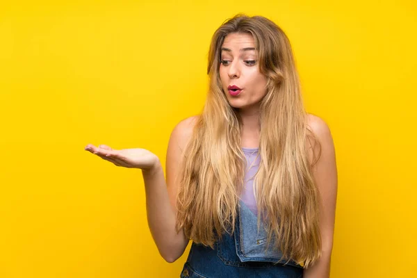 Jeune Femme Blonde Avec Des Salopettes Sur Fond Jaune Isolé — Photo