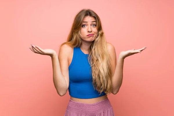 Jovem Mulher Loira Sobre Isolado Fundo Rosa Com Dúvidas Levantar — Fotografia de Stock