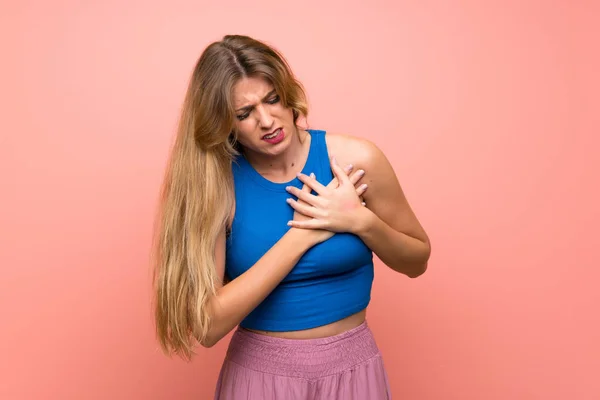 Giovane Donna Bionda Sfondo Rosa Isolato Con Dolore Cuore — Foto Stock