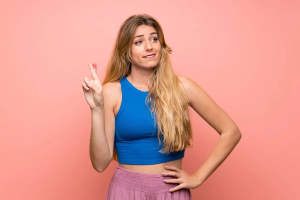 Young Blonde Woman Isolated Pink Background Fingers Crossing Wishing Best — Stock Photo, Image