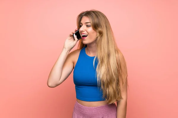 Joven Rubia Sobre Fondo Rosa Aislado Manteniendo Una Conversación Con — Foto de Stock