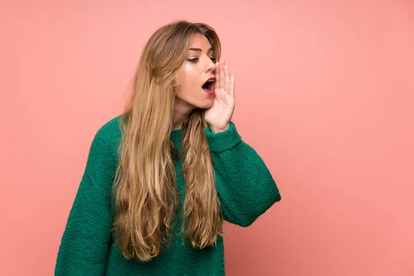 Mujer Rubia Joven Con Suéter Verde Sobre Pared Rosa Gritando —  Fotos de Stock