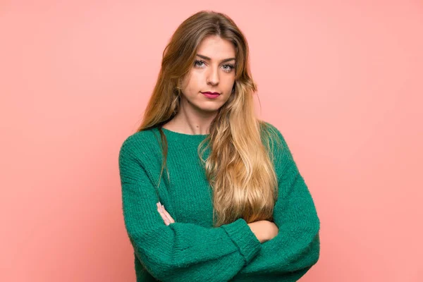 Jovem Mulher Loira Com Suéter Verde Sobre Parede Rosa Mantendo — Fotografia de Stock