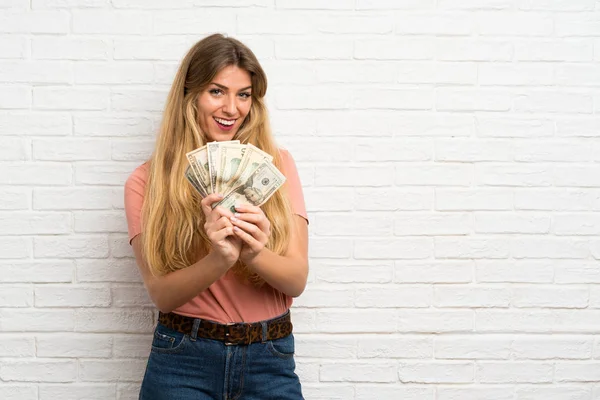 Mladé Blondýny Žena Přes Bílou Cihlovou Zeď Přičemž Spoustu Peněz — Stock fotografie