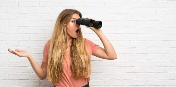 Young Blonde Woman White Brick Wall Black Binoculars — 스톡 사진