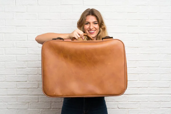 Young Blonde Woman White Brick Wall Holding Vintage Briefcase — Stok fotoğraf