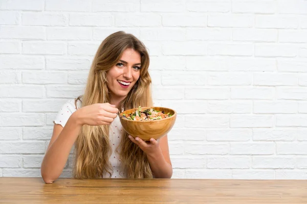 Feliz joven rubia con ensalada —  Fotos de Stock