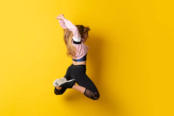 Městská Ballerina tancuje přes izolované žluté pozadí a skáčou — Stock fotografie