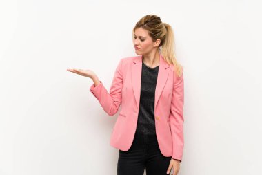 Pembe elbiseli genç sarışın kadın kopyalama alanını şüpheyle tutuyor.