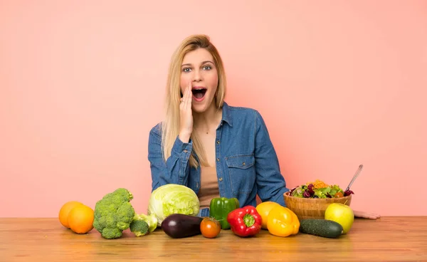 Jeune Femme Blonde Avec Nombreux Légumes Avec Une Expression Faciale — Photo