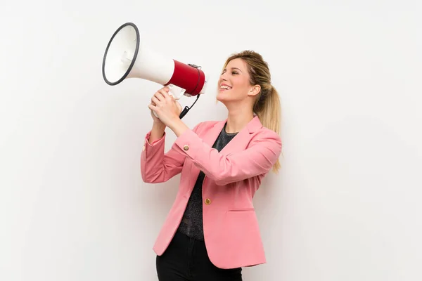 Jong Blond Vrouw Met Roze Pak Schreeuwen Door Een Megafoon — Stockfoto