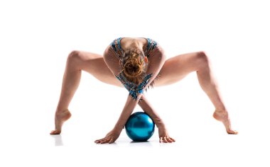 Kız topu ile ritmik jimnastik yapıyor