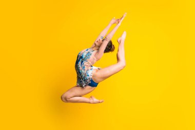 Kız ritmik jimnastik atlama yapıyor